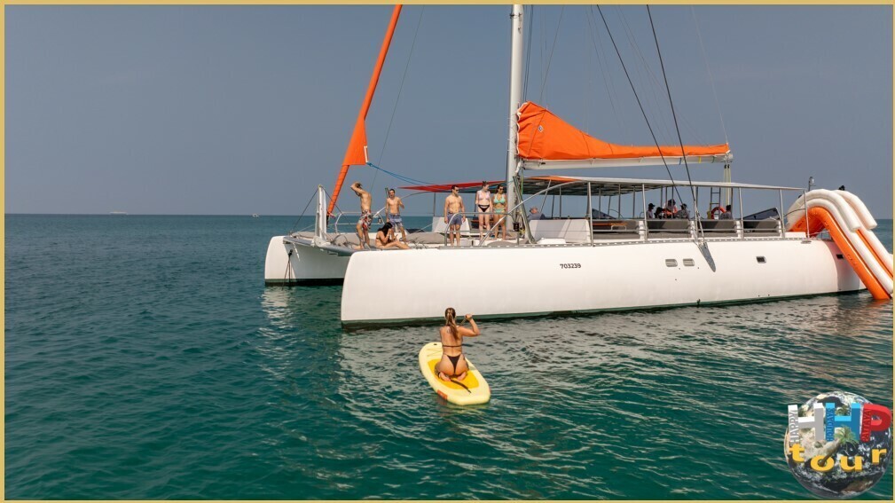 Девушка на сапборде в экскурсии Orange Sail.