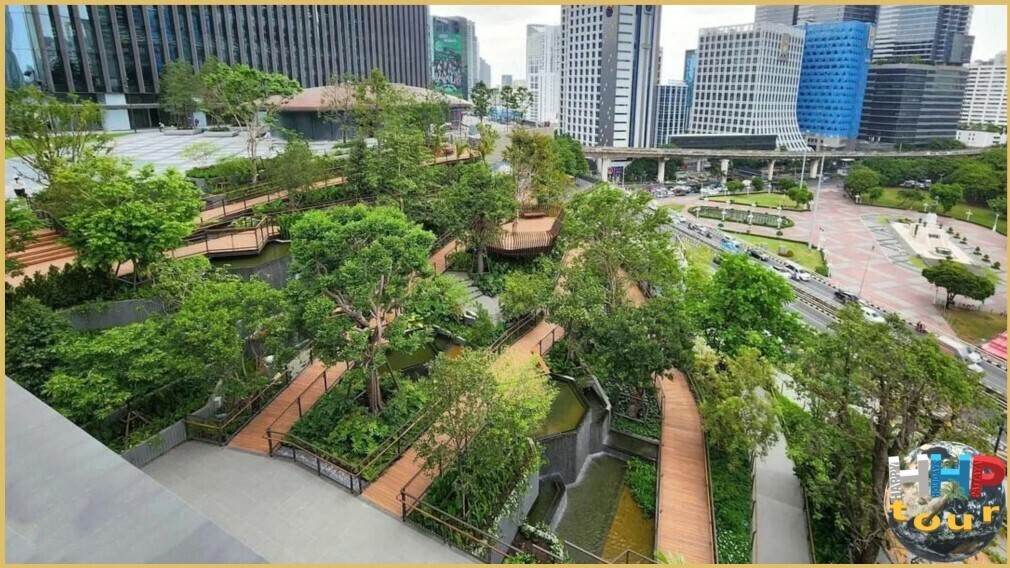 Вид на бизнес центр Силом из центрального парка Dusit Central Park. Экскурсия новый вечерний Бангкок.