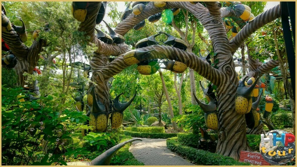 Алея c жуками дупляками, или носорогами в ботаническом саду Нонг Нуч Паттайя.