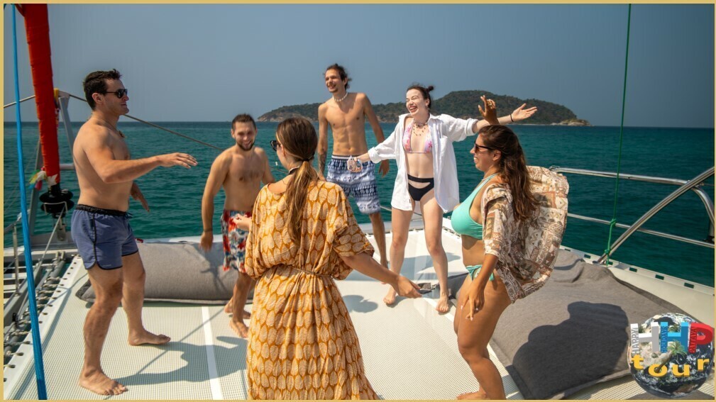 Прыжки на батуте катамарана Orange Sail.