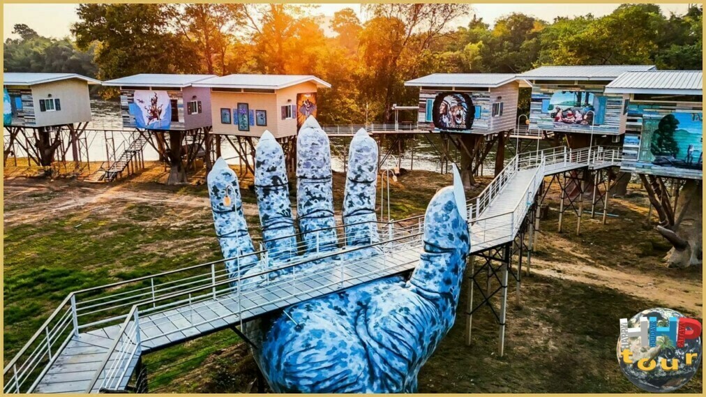 Вид сверху на декорацию в виде руки, отель Yoko Resort. Экскурсия Река Квай Paradise.