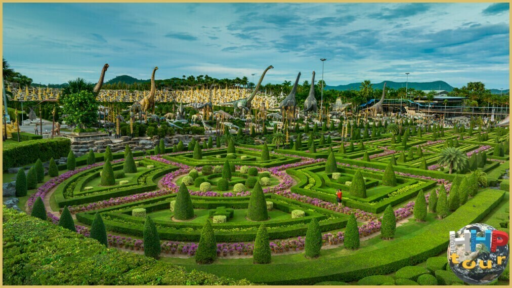 В парке Нонг Нуч Паттайя, Французский сад был украшен геометрическими формами с помощью особого вида деревьев.