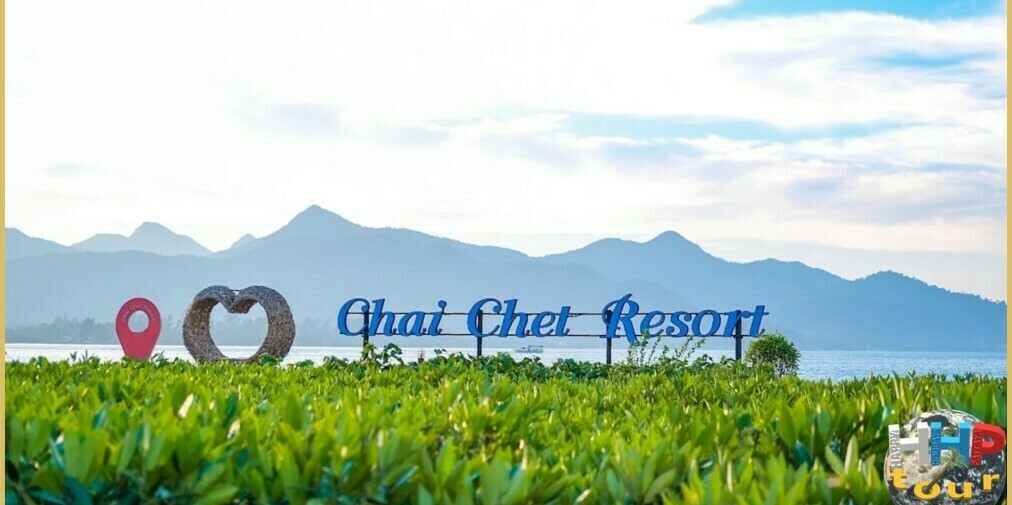 Чай Чет Резорт на экскурсии Ко Чанг ВИП. Название отеля на фоне гор.