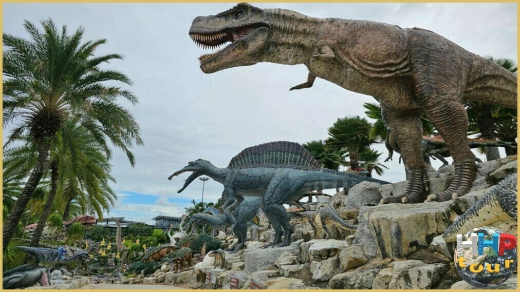 Тираннозавр на алее динозавров в ботаническом саду Нонг Нуч Паттайя.