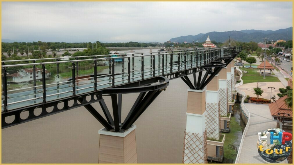 Экскурсия из Паттайи на 2 дня 1 ночь Река Квай + Сафари. Стеклянный мост в Канчанабури с видом на горы и храм.