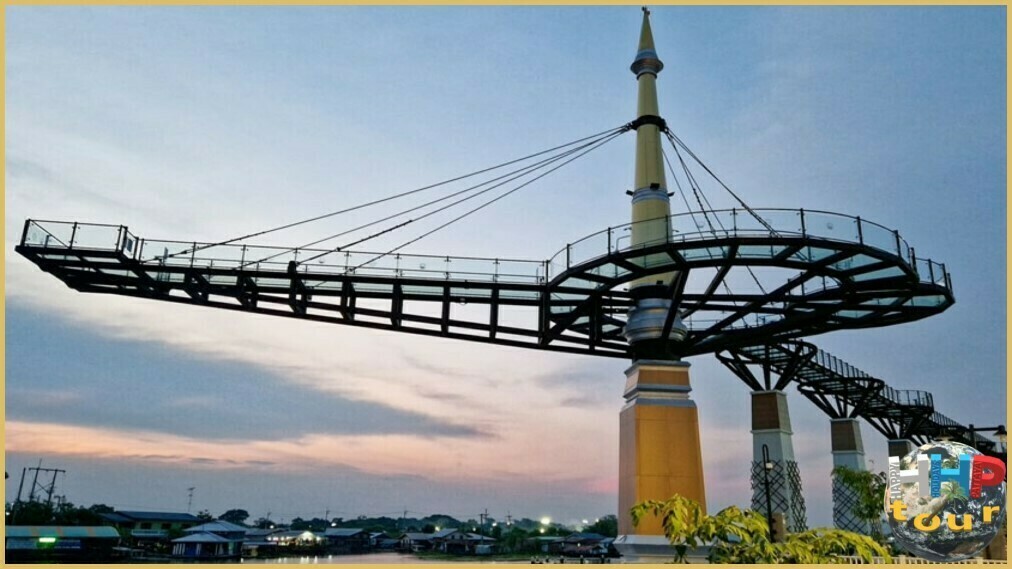 Экскурсия из Паттайи на 2 дня 1 ночь Река Квай + Сафари. Вид на стеклянный мост в Канчанабури снизу на закате.