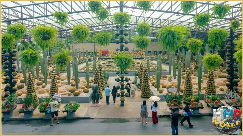 Табличка в саду кактусов «Я люблю Нонг Нуч Паттайя», а также красное сердце, чтобы выразить любовь и приветствие туристам.