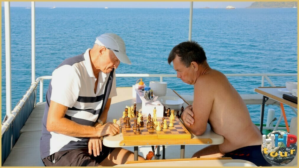 Даже шахматы для любителей, на экскурсии Побег в океан. 
