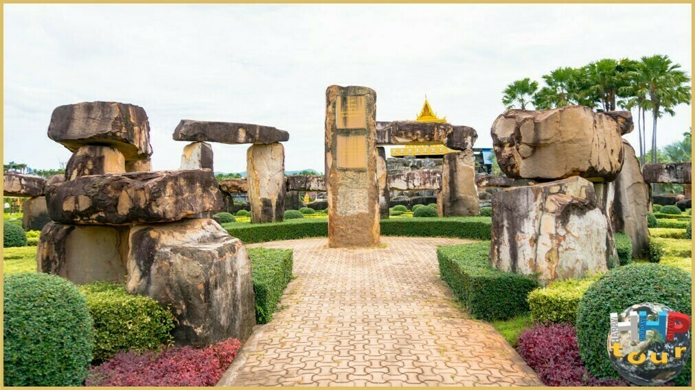 Копия Стоунхендж (Stonehenge), надпись на табличке: Мадам Нонг Нуч, ученица мастера Айвана, основательница этого сада, передаёт эту территорию будущим потомкам как место медитации, памяти и вечного обучения. Пусть в каждом камне. Парк Нонг Нуч Паттайя.