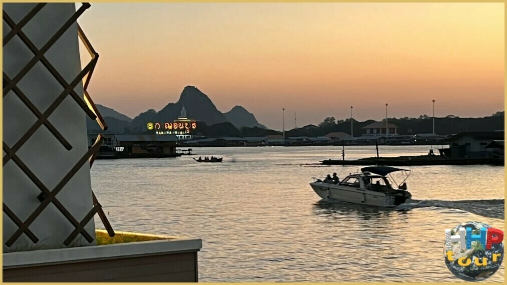 Красивый закат со стеклянного моста во время экскурсии Квай Сафари и Каньон Летающего Дракона.