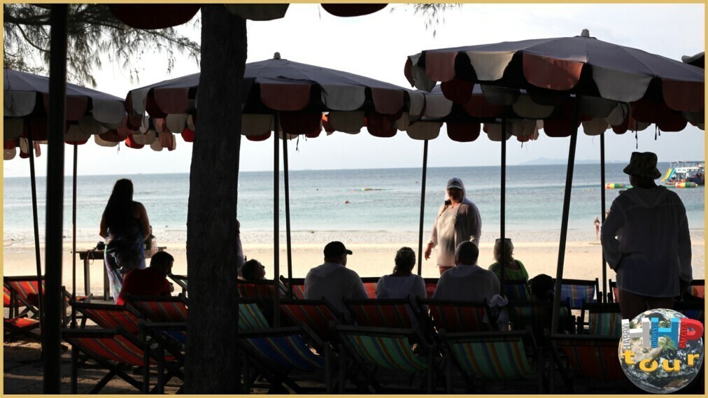 Экскурсия Пати айлэнд. Шезлонги и зонтики на пляже острова Ко Сак.