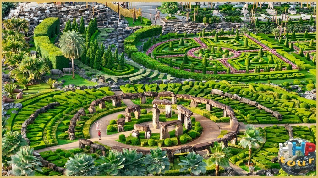 Копия Стоунхендж Stonehenge. Парк Нонг Нуч Паттайя. Травяные дорожки, выложенные из полевого камня, ведут к Стоунхеджу, а по сторонам — цветники с видами растений, известных из античных гербариях и описаний древних целителей.