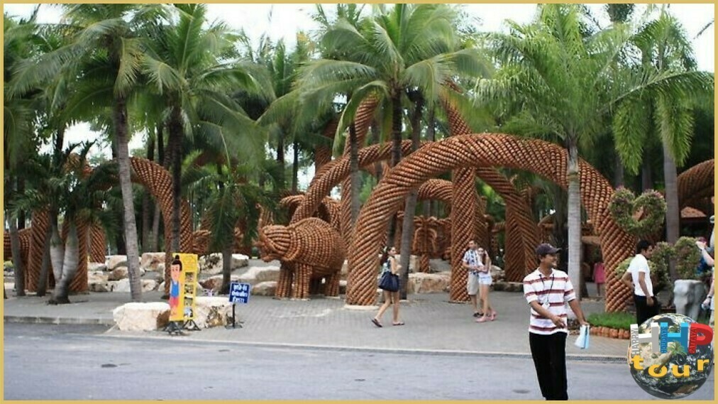 Огромные арки из цветочных горшков в пальмовой роще парка Нонг Нуч Паттайя.