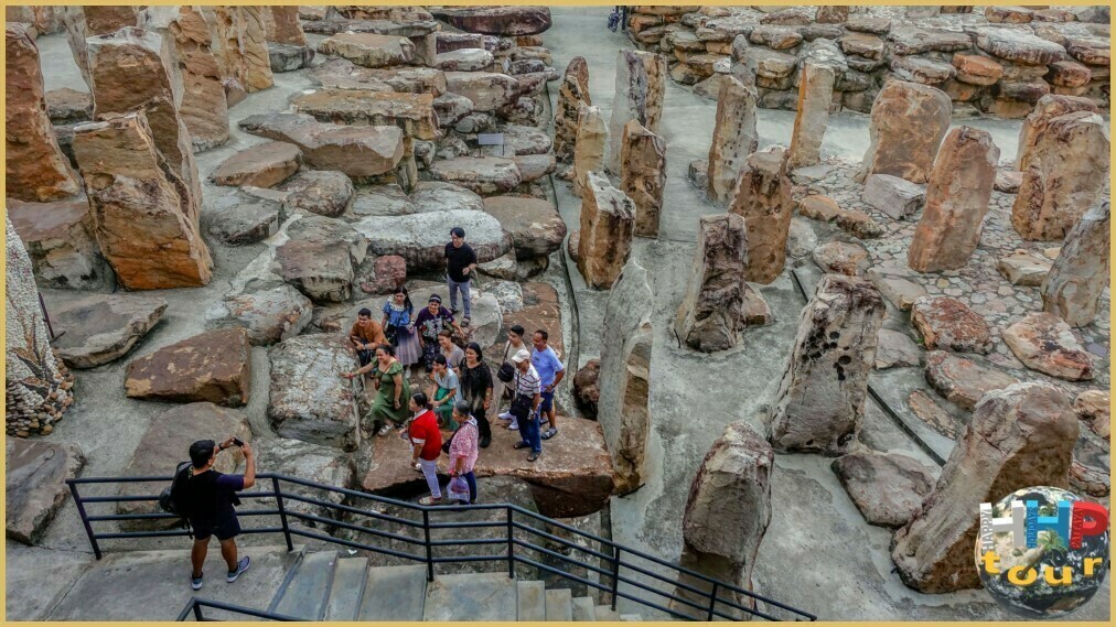 Люди в каменном лесу ботанического сада Нонг Нуч Паттайя.