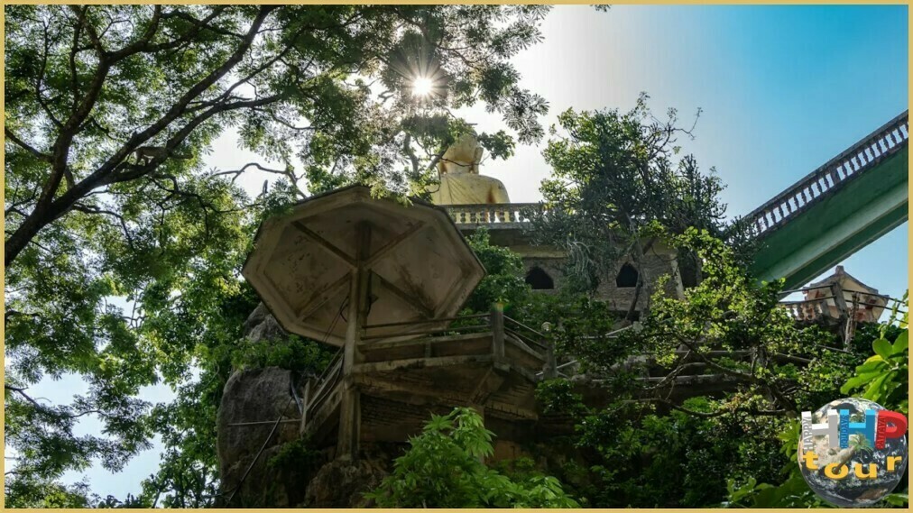 Экскурсия на Ко Чанг премиум. Выступ с зонтиком на ступеньках в храм Золотой Колокольчик.