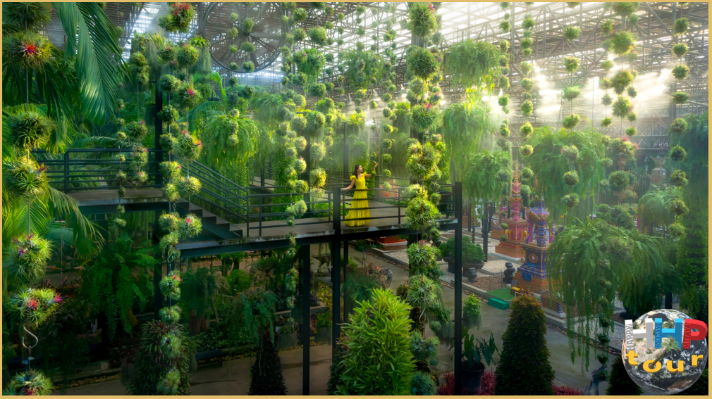 Небесный сад, девушка на втором этаже в очаровательном месте. Экскурсия в парк Нонг Нуч.