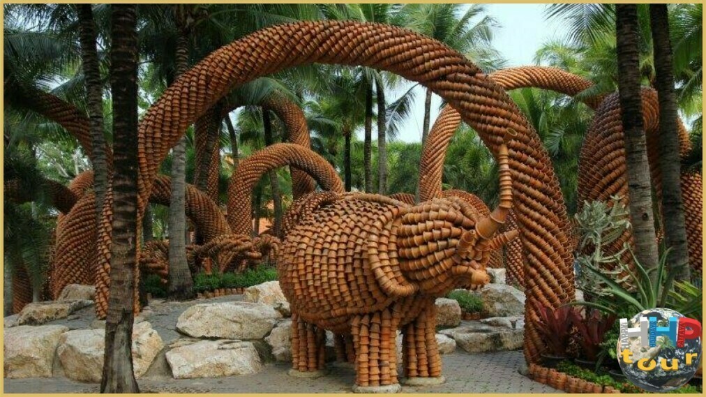 Слон и арка из керамических горшков. Парк Нонг Нуч Паттайя.