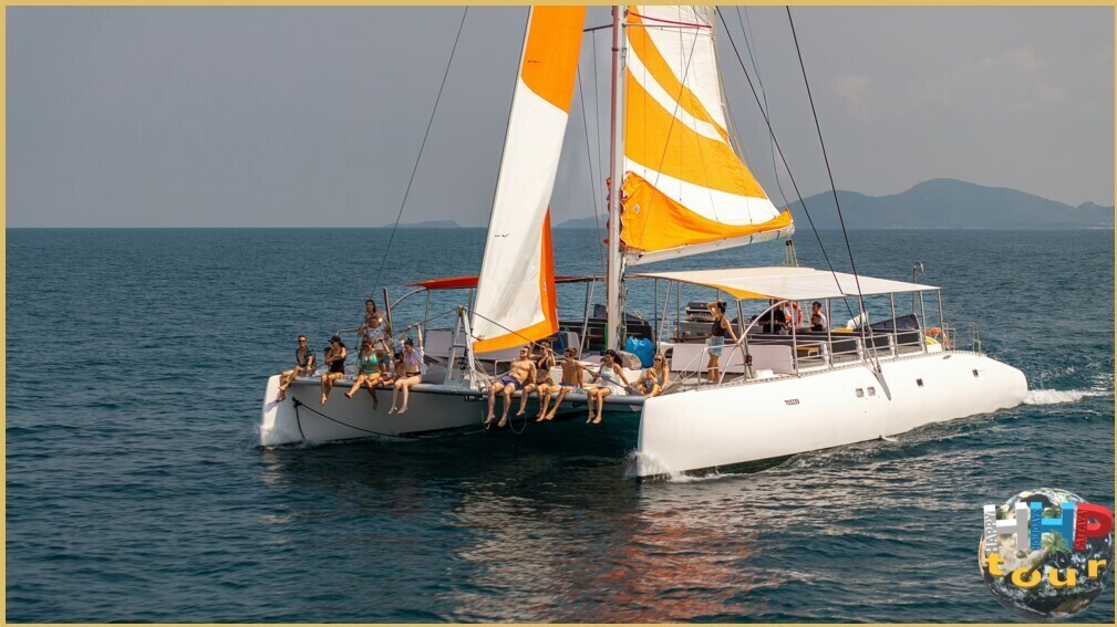 Релас в носовой части парусного катамарана Orange Sail по пути к острову ко Пай, вид сбоку.