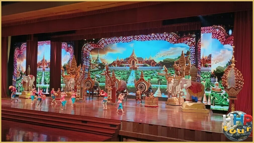 Фольклорное шоу на фоне огромного экрана в парке Нонг Нуч Паттайя.