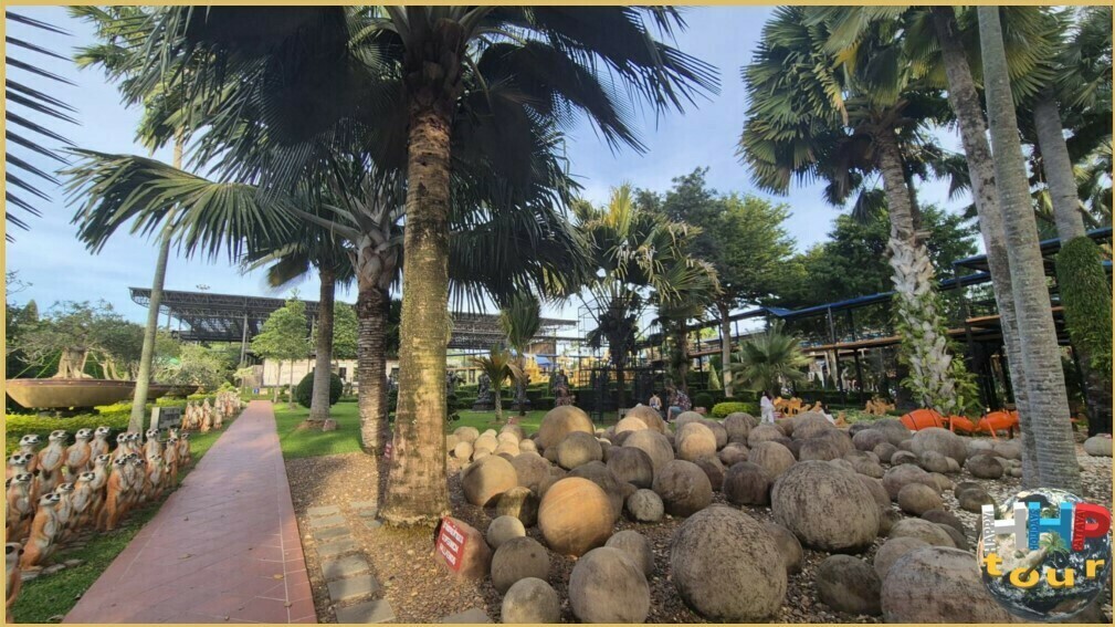 Ботанический сад Нонг Нуч Паттайя. Сурикаты под пальмами, возле стены муравьёв.