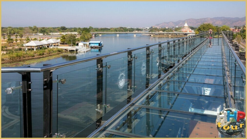 Экскурсия из Паттайи на 2 дня 1 ночь Река Квай + Сафари. Стеклянный мост над рекой в Канчанабури с видом на храм.