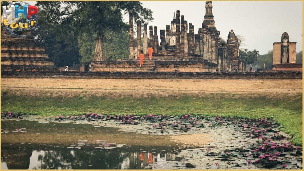 Королевство Сукхотай исторический парк. Wat Mahathat, подъём монахов к статуе Будды.