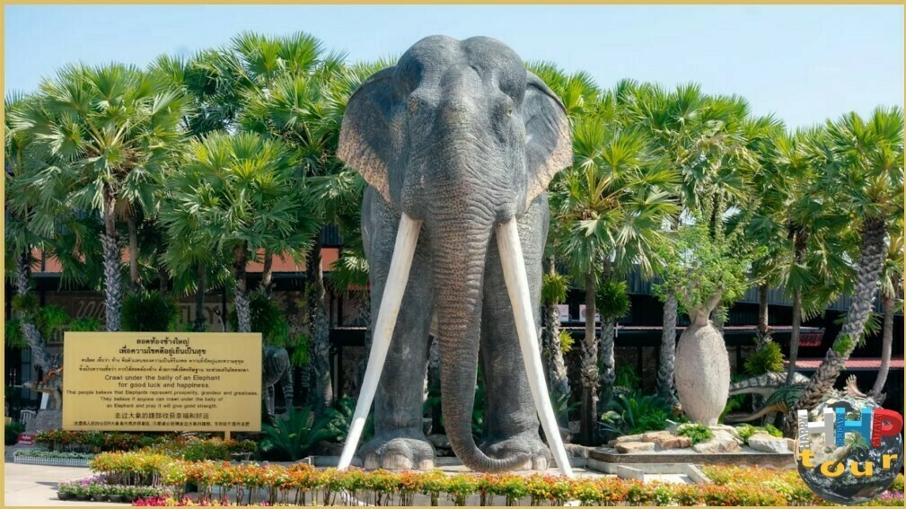 Ботанический сад Нонг Нуч Паттайя, слон на фоне пальм.