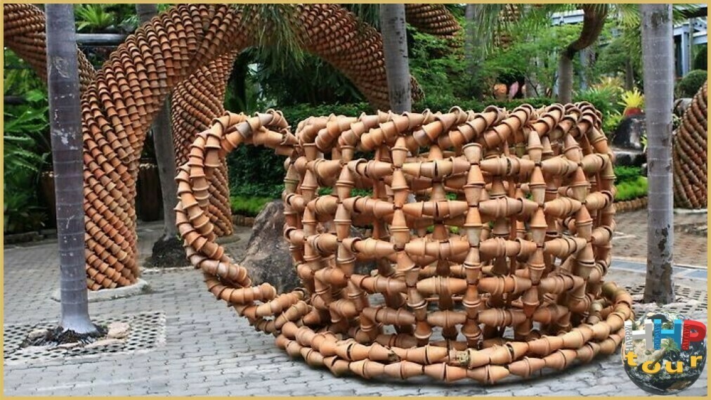 Огромная кофейная чашка из цветочных горшков. Парк Нонг Нуч Паттайя.