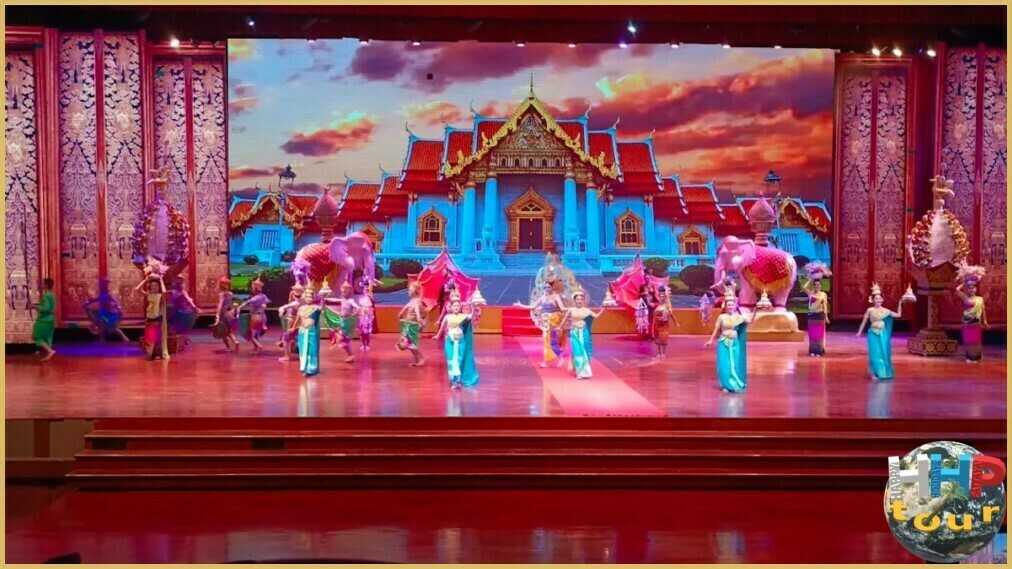 Фольклорное шоу на фоне королевского дворца в парке Нонг Нуч Паттайя.