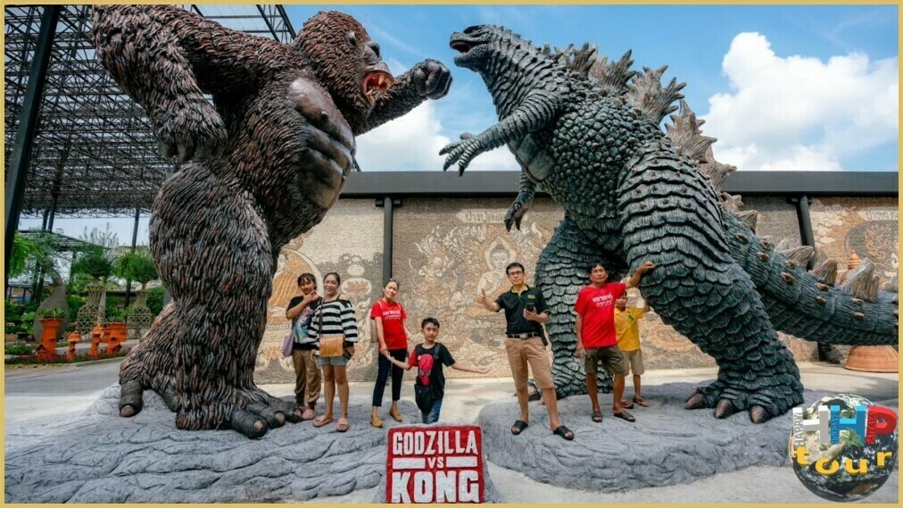 Туристы фотографируются в саду с искусственными попугаями в парке Нонг Нуч.