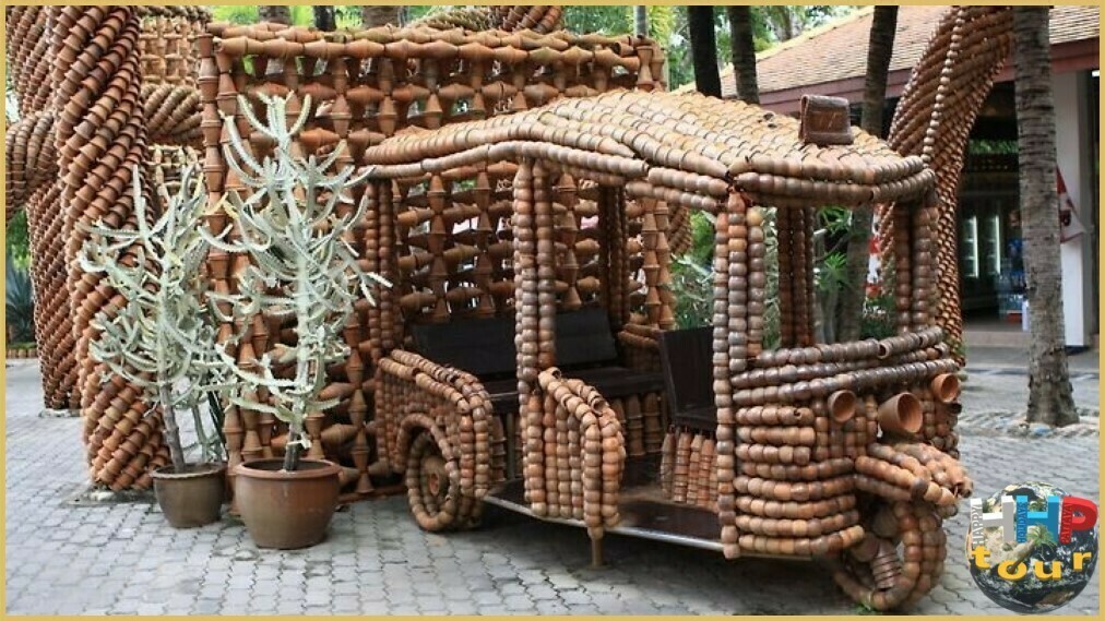 Тук-Тук из глиняных горшков в парке Нонг Нуч Паттайя.