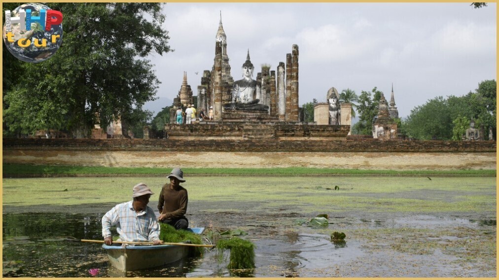 Королевство Сукхотай исторический парк. Wat Mahathat, рыбаки на фоне храма.