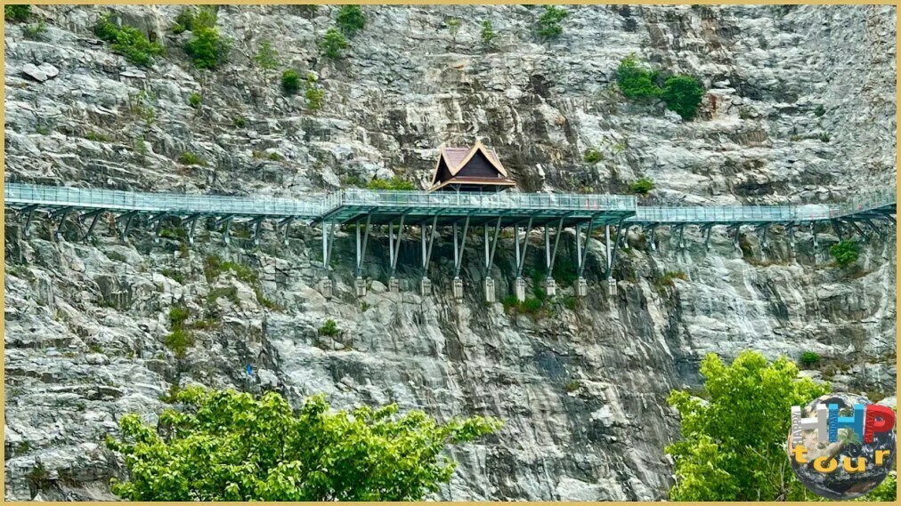 Экскурсия "Квай Сафари и Каньон Летающего Дракона". Вид на тропу из стекла над обрывом.