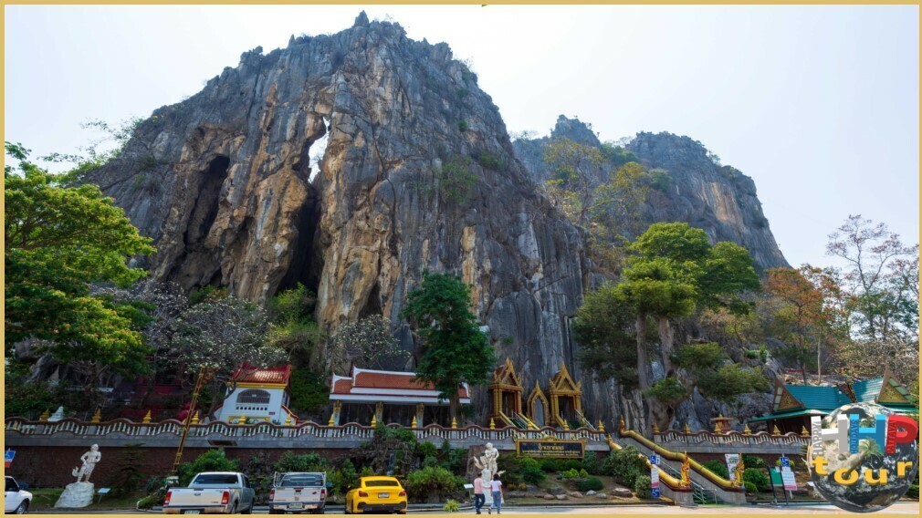 Тайский Экспресс + Река Обезьян. Пещера Tham Khao Yoi, вид на вход с парковки.