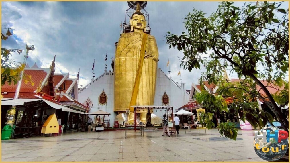 Новый вечерний Бангкок Wat Intharawihan, Маэй-Сампет — храм Мудреца.