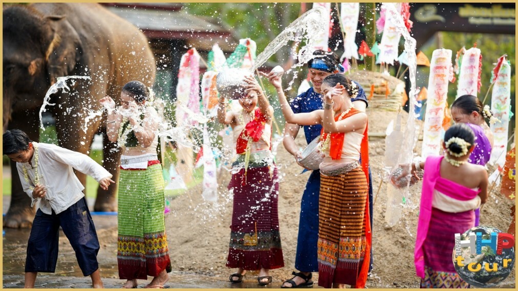 Сонгкран Паттайя, в народных костюмах.