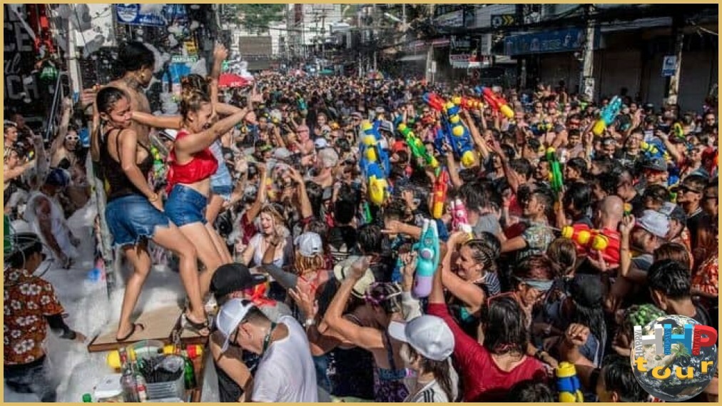 Сонгкран Паттайя, танцы и обливание водой на улицах городов.