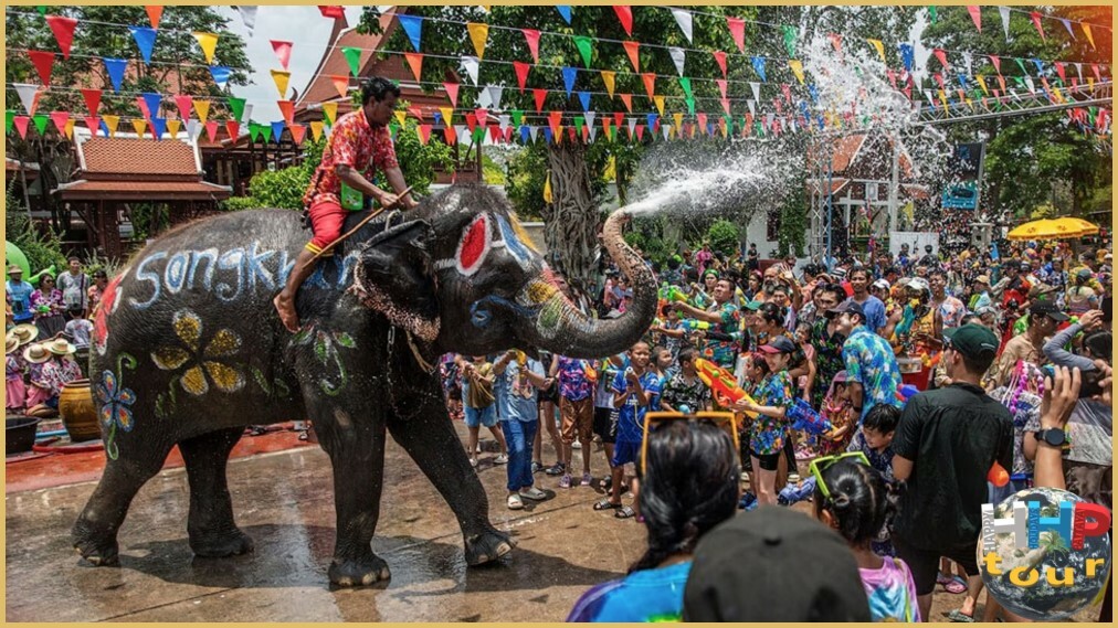 Сонгкран Паттайя, слон поливает всех водой из хобота.